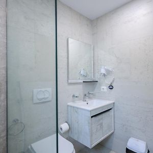 Camera tripla deluxe